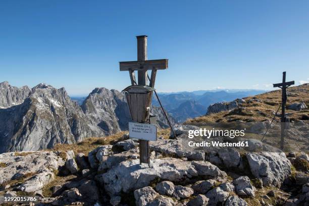 summit cross on schneibstein mountain at berchtesgaden alps, austria - overmountain victory national historic trail stock pictures, royalty-free photos & images