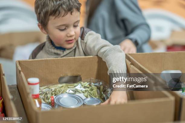 junge freiwillige - homeless child stock-fotos und bilder