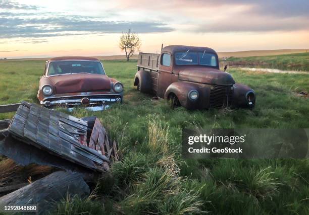 1950s vehicles left to rot on the saskatchewan rural landscape - stock photo car chrome bumper stock-fotos und bilder