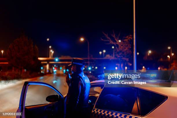control of the police in the city confined by the covid19 - cuerpo de policía fotografías e imágenes de stock