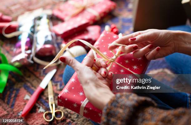 woman wrapping gifts, close-up of hands - geschenkpapier stock-fotos und bilder