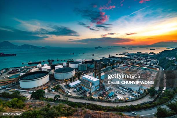 油箱位於工業區。與夕陽的天空。 - oil tank 個照片及圖片檔