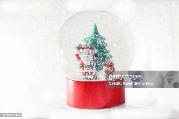 high key snowball - christmas tree and santa claus - christmas snow globe stock pictures, royalty-free photos & images