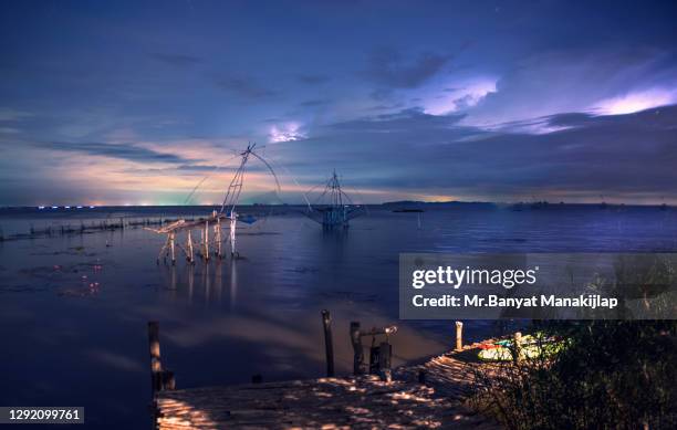 lightning at night - activity at port of tanjung priok in jakarta stockfoto's en -beelden