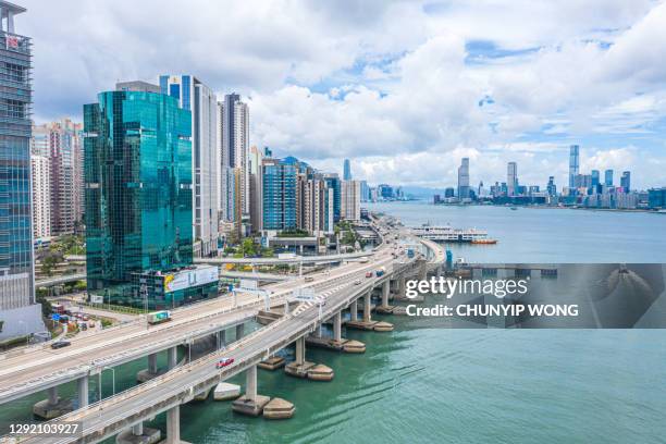 la vista panoramica aerea dell'autostrada sopraelevata sul ponte alto di hong kong - est foto e immagini stock