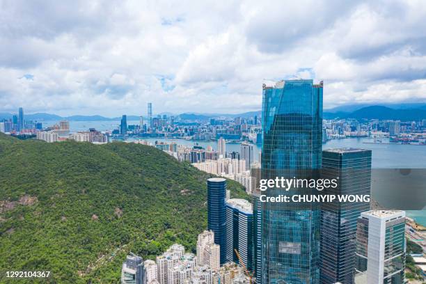 modern bedrijfsgebouw in hong kong - commercieel vastgoed stockfoto's en -beelden