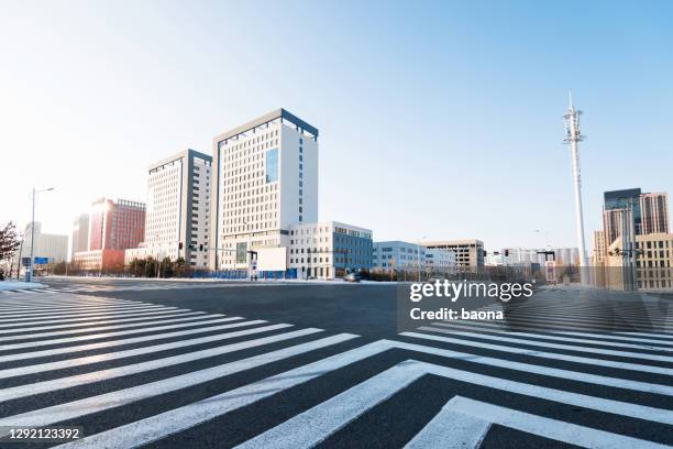 cruce de cebras y edificios modernos en invierno - calle fotografías e imágenes de stock