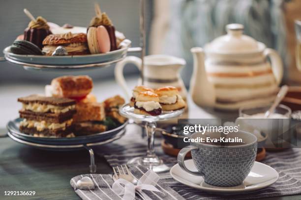 nachmittagstee zu zweit - cakestand stock-fotos und bilder