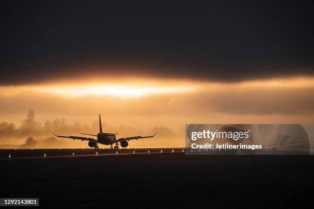 airplane landing in fog - landing touching down stock pictures, royalty-free photos & images