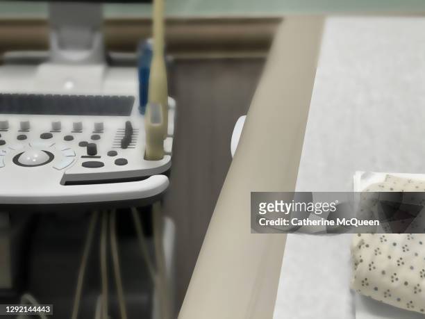 generic medical examination table, ultrasound machine & patient room - gynekologisk undersökning bildbanksfoton och bilder