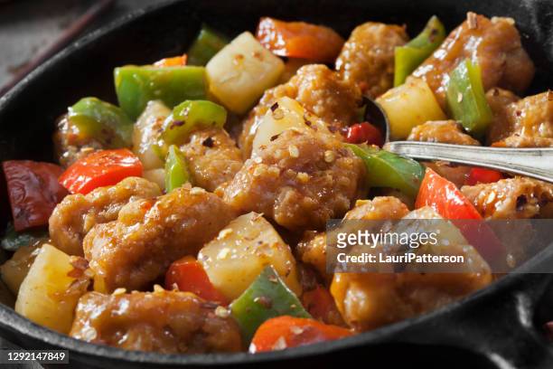 zoetzuur varkensvlees - vegetable fried rice stockfoto's en -beelden