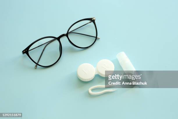top view flat lay comparison of eyeglasses and contact lenses - contact lens stock pictures, royalty-free photos & images