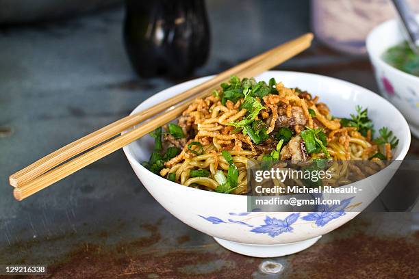 chinese noodles hsipaw - comida china fotografías e imágenes de stock