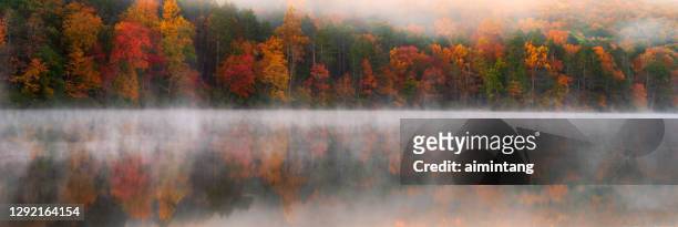 herbstfarben am hidden lake - pennsylvania stock-fotos und bilder
