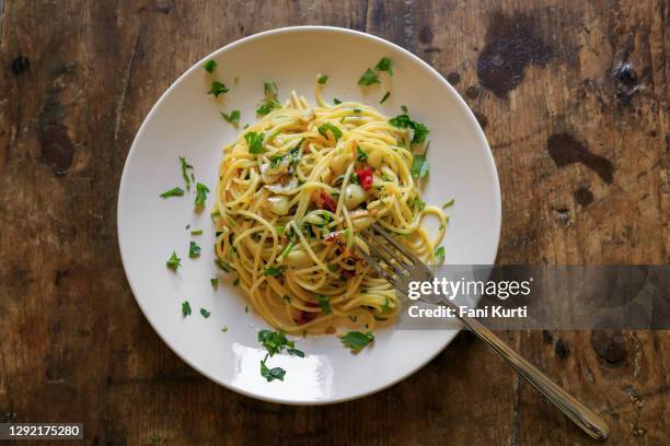 spaghetti all'aglio olio d'oliva e peperoncino - garlic foto e immagini stock