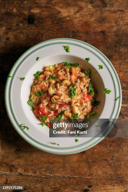 risotto de mariscos - risotto fotografías e imágenes de stock