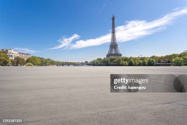 empty parking lot - paris summer stock-fotos und bilder