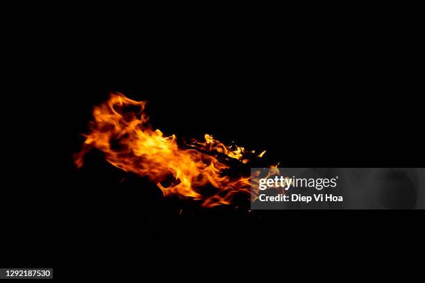 wood fire on black background - flamme freisteller stock-fotos und bilder