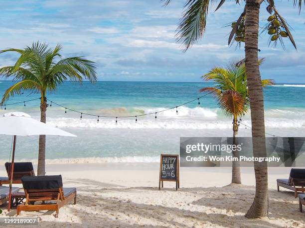 happy hour - bar de plage photos et images de collection