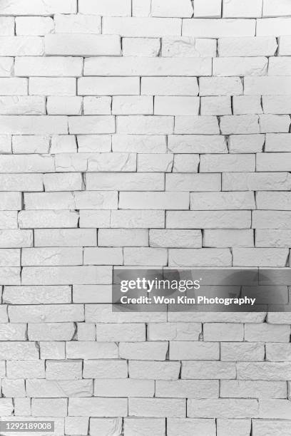 white brick wall - wabi sabi fotografías e imágenes de stock