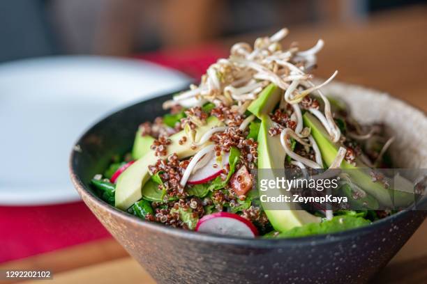 traditionele avocadosalade met quinoa - bowl of rice stockfoto's en -beelden