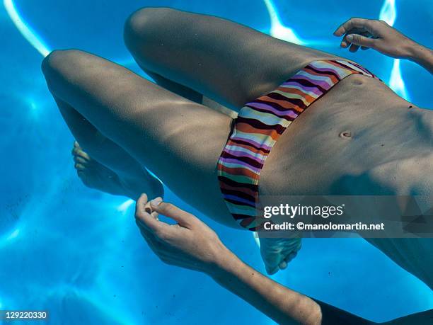 woman floating in swimming pool - cortegana fotografías e imágenes de stock