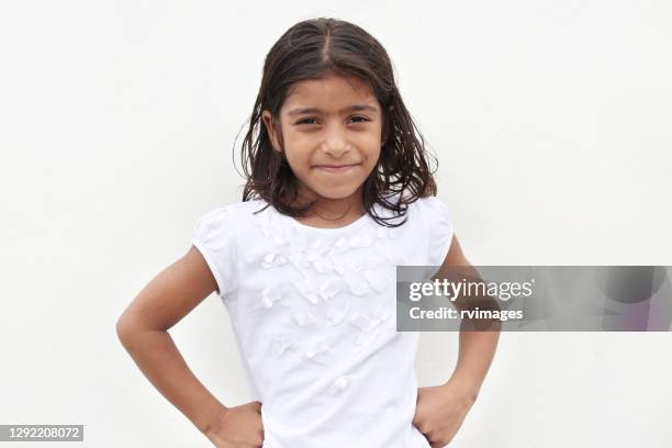 retrato de 6-7 anos meninas fofas em pé contra parede branca - 6 7 years - fotografias e filmes do acervo