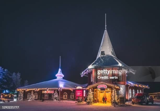 santa claus village and the arctic circle in rovaniemi, lappland finnland - büro bäume nacht stock-fotos und bilder