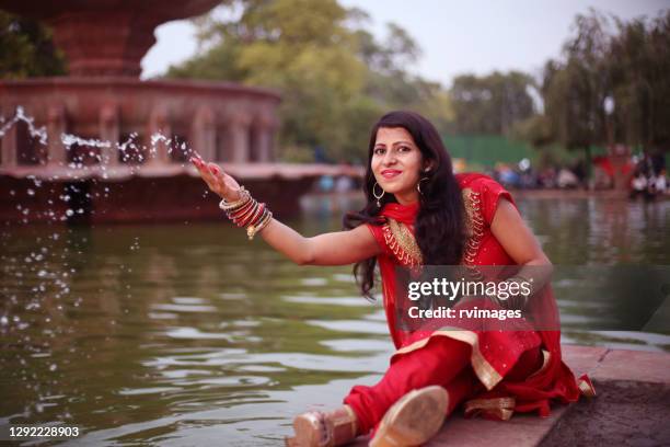 joven mujer india jugando con agua cerca de la fuente musical, puerta de la india, delhi, india - india gate fotografías e imágenes de stock