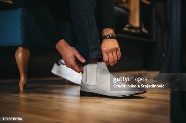 de schoenenboetiek van mensen - bruine schoen stockfoto's en -beelden