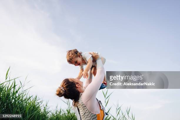estate con un bambino - mother foto e immagini stock