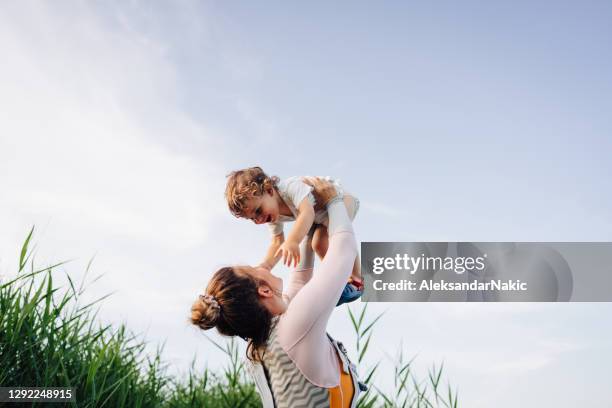 幼児と夏 - 家族　幸せ ストックフォトと画像