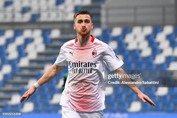 Alexis Saelemaekers of AC Milan celebrates after scoring their team's second goal during the Serie A match between US Sassuolo and AC Milan at Mapei...