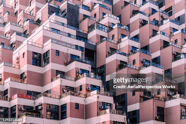 luchtfoto van bijzonder woongebouw - chinese window pattern stockfoto's en -beelden