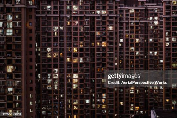 veduta aerea dell'edificio residenziale al crepuscolo - demografia foto e immagini stock