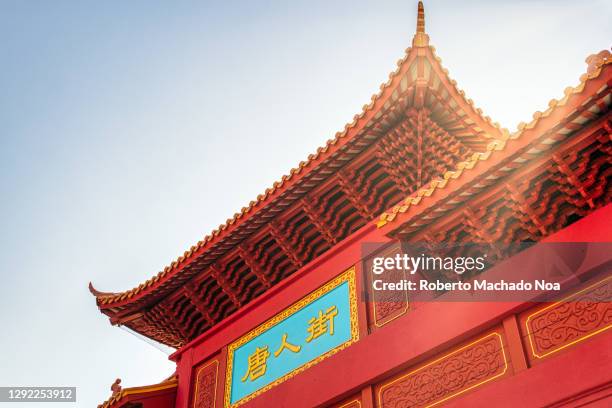 the paifang in chinatown, montreal, canada - chinatown stock-fotos und bilder