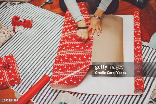 closeup image woman wrapping gifts - avvolto foto e immagini stock