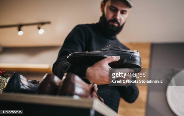 mens die schoenen kiest - shoe repair stockfoto's en -beelden