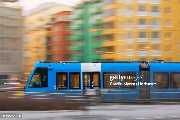 straßenbahn in stockholm in bewegung - straßenbahnstrecke stock-fotos und bilder