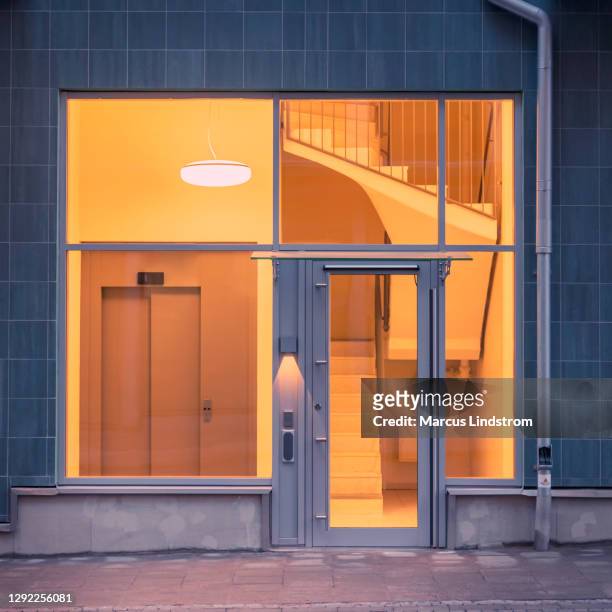 entrance to an apartment building in the evening - door close button imagens e fotografias de stock