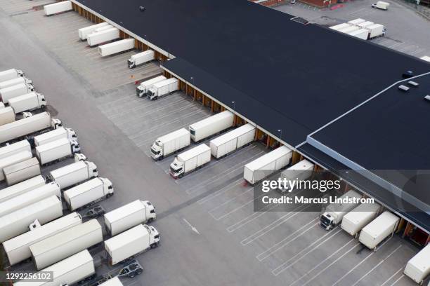 large distribution center with many trucks viewed from above - armazém de distribuição imagens e fotografias de stock