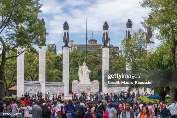 pessoas caminhando ao lado do monumento dos heróis niños na entrada do parque chapultepec na cidade do méxico, méxico. - chapultepec park - fotografias e filmes do acervo