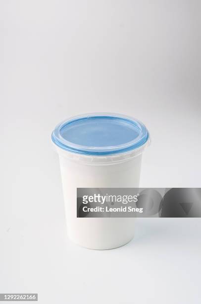 food photography of clean white sterile plastic jar of natural dairy product (sour cream) side view on a light gray background isolated close up - einmachglas leer stock-fotos und bilder