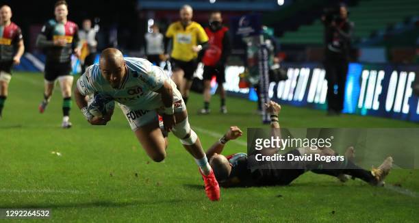 Simon Zebo of Racing 92 dives over for their third try during the Heineken Champions Cup Pool 2 match between Harlequins and Racing 92 at Twickenham...