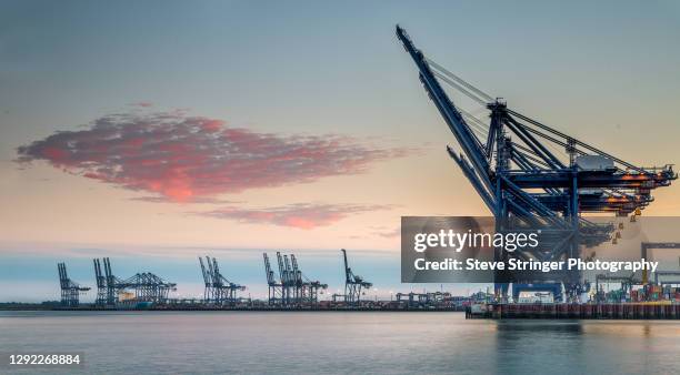 felixstowe container port - puerto fotografías e imágenes de stock