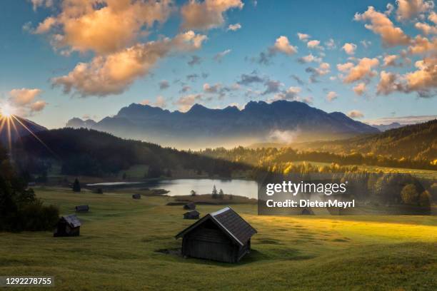 magische zonsopgang bij alpienmeer geroldsee - mening aan onderdoe, garmisch partenkirchen - karwendel mountains stockfoto's en -beelden