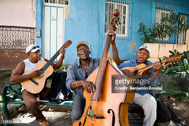street musicians, cuba - cubain photos et images de collection