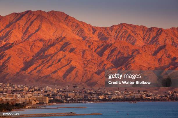 red sea beachfront, sunset view towards aqaba - mar rosso foto e immagini stock