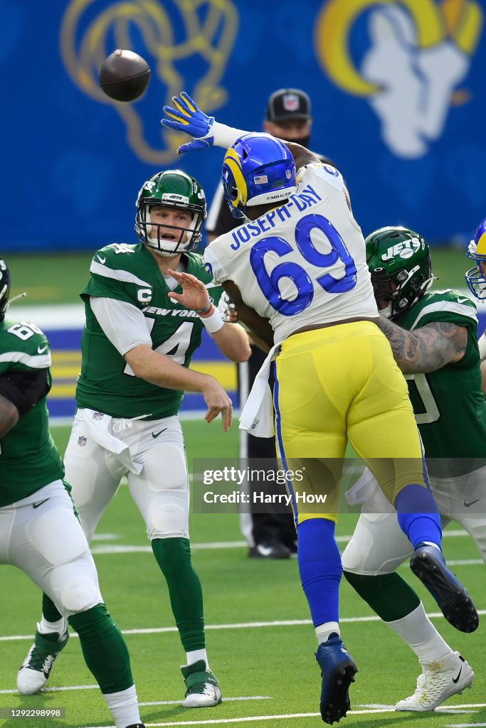 La Rams Jet Sam Darnold of the New York Jets throws the ball under pressure from ...
