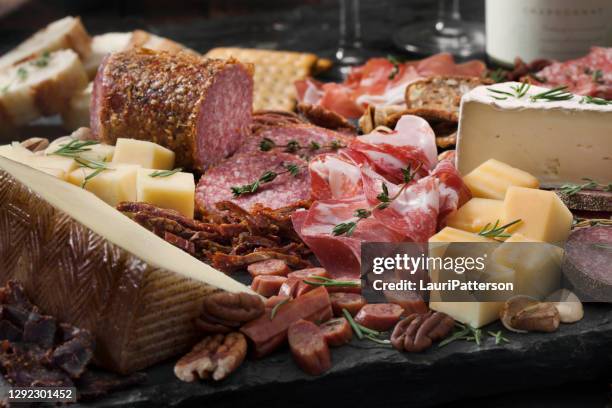 conseil d’administration de charcuterie - prosciutto stock photos et images de collection